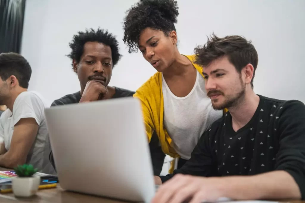 Profissionais de TI terceirizados atuando em um projeto